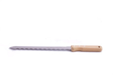 couteau pour isolants biosourcés à double tranchants et manche en bois vue de côté