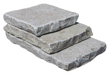 Trois pavés en pierre naturelle couleur calcaire pour pose intérieure et extérieure